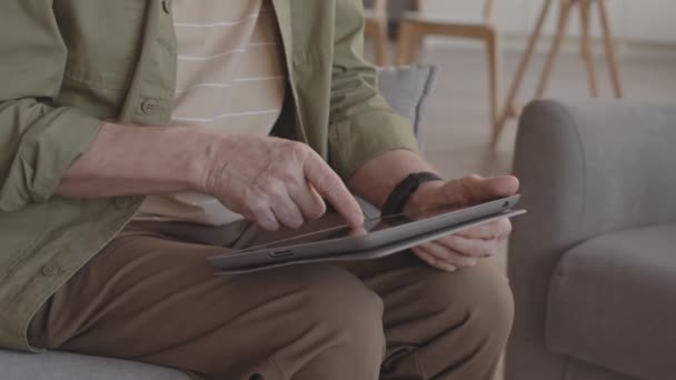 Tiltning Äldre Kaukasiska Man Med Glasögon Rullning Skärmen Tablettdator Sittande — Stockvideo