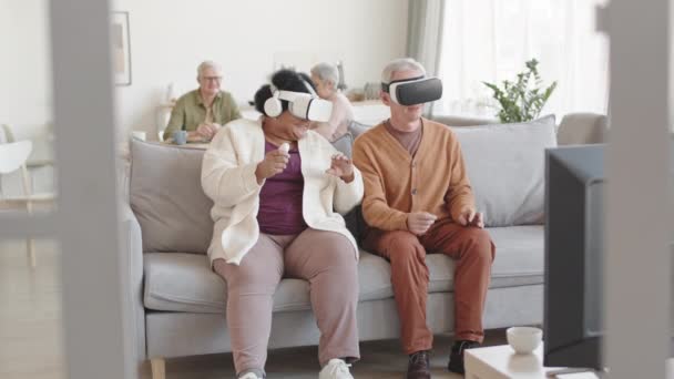 Full Bild Roade Man Och Kvinna Bär Virtual Reality Headset — Stockvideo