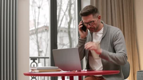 Lezárt Időeltolódás Elfoglalt Kaukázusi Férfi Beszél Mobiltelefonján Leül Asztalhoz Laptopot — Stock videók