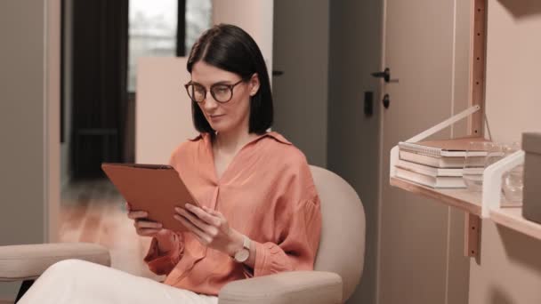 Mittellange Junge Schwarzhaarige Kaukasierin Mit Brille Die Hause Sessel Sitzt — Stockvideo