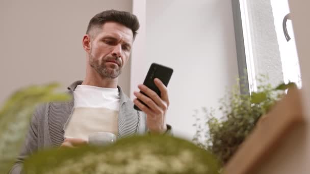 Bajo Ángulo Medio Primer Plano Del Hombre Caucásico Sosteniendo Taza — Vídeos de Stock