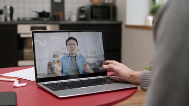 Sobre Ombro Pessoa Irreconhecível Sentada Mesa Com Computador Portátil Com — Vídeo de Stock