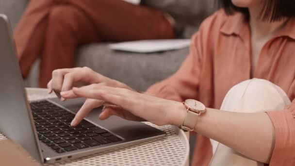 Sehpanın Yanında Oturan Klavyeye Yazı Yazan Bilgisayar Kapağını Kapatan Tanınamayan — Stok video