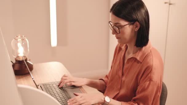 Alto Ángulo Elegante Joven Mujer Caucásica Con Gafas Camisa Melocotón — Vídeos de Stock