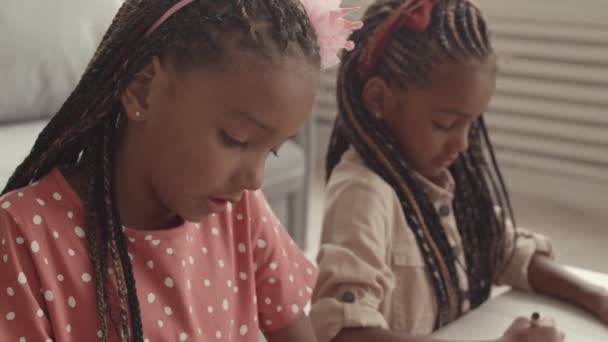 Inclinándose Dos Adorables Hermanas Africanas Sentadas Mesa Sala Estar Aprendiendo — Vídeos de Stock