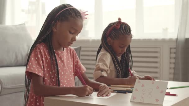 Medio Primer Plano Dos Hermanas Africanas Adorables Sentadas Mesa Sala — Vídeos de Stock