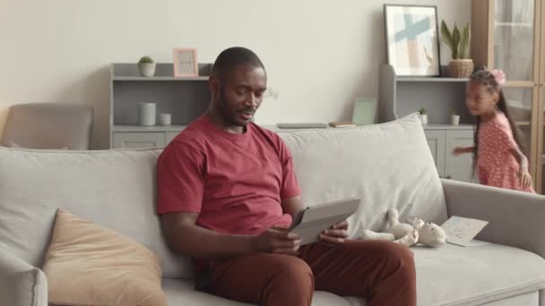 Medio Largo Joven Africano Alegre Sentado Sofá Usando Computadora Tableta — Vídeo de stock