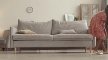 Bir sürü Afrikalı kız saçı örgülü, küçük oyuncak bebeğini çekiyor ve tatlı kız kardeşi oturma odasında oturuyor, sonra da çerçeveyi terk ediyor.