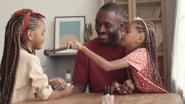 Média Foto Jovem Homem Africano Feliz Sentado Mesa Assistindo Suas — Vídeo de Stock