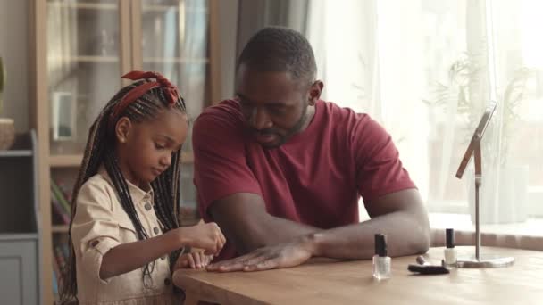 Mediana Toma Adorable Niña Africana Cinco Años Con Trenzas Pie — Vídeo de stock