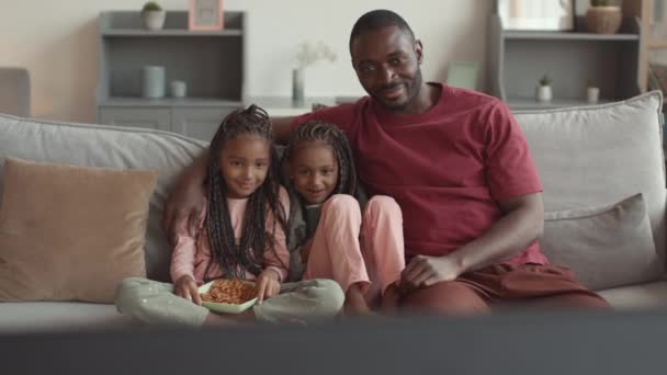 Steadicam Eines Jungen Afrikanischen Mannes Und Zweier Entzückender Weiblicher Kinder — Stockvideo