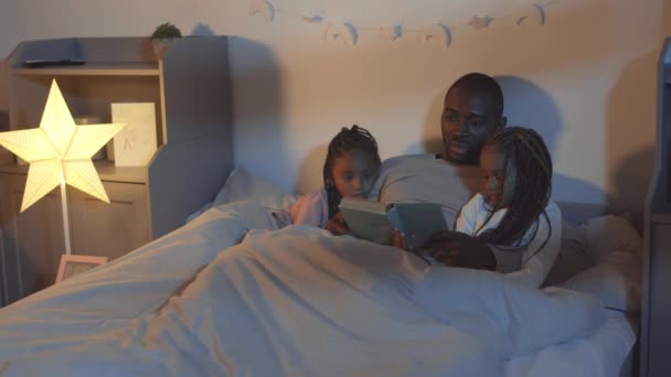 Steadicam Young African Father Lying Blanket Cute Little Daughters Sides — Stock Video