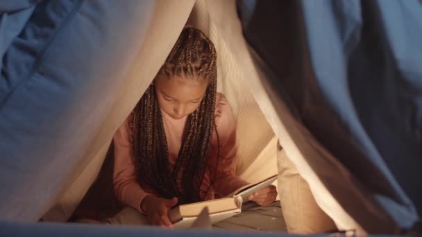 Közepes Hosszú Hétéves Afrikai Lány Párna Erődjében Takaróból Készült Könyvet — Stock videók
