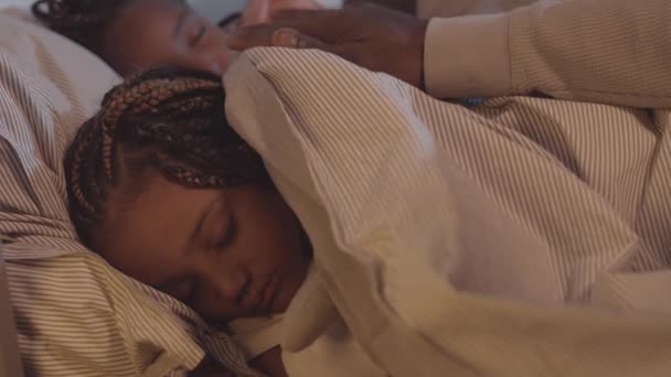 Uzamčená Rozkošná Africká Holčička Spící Posteli Rukou Nerozpoznatelného Rodiče Která — Stock video