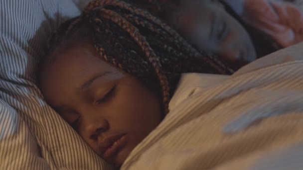 머리를 침대에서 귀여운 아프리카 소녀의 그녀의 그녀의 여동생 — 비디오