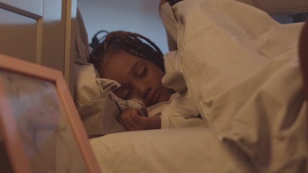 Baixo Ângulo Adorável Menina Africana Dormindo Cama Mão Pai Irreconhecível — Vídeo de Stock