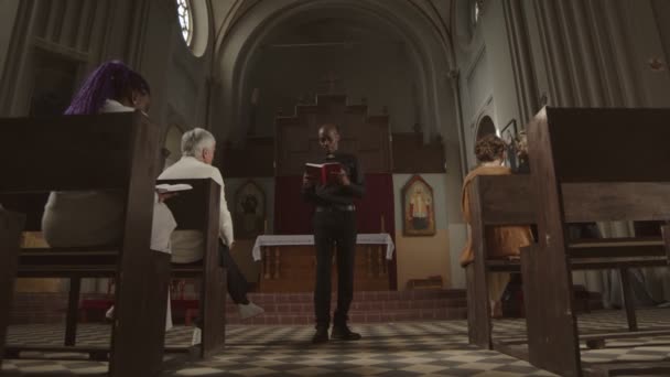 Zoom Out African American Clergyman Wearing Black Clothes White Collar — Stock Video