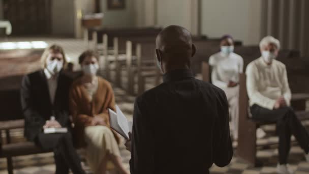 Pohled Zezadu Afroamerického Pastora Černém Oblečení Lékařské Masce Stojící Luteránském — Stock video