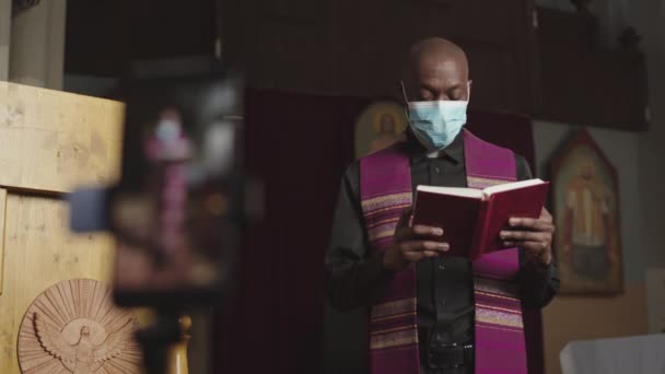 Racked Focus Shot African American Pastor Wearing Medical Mask Standing — Stock Video