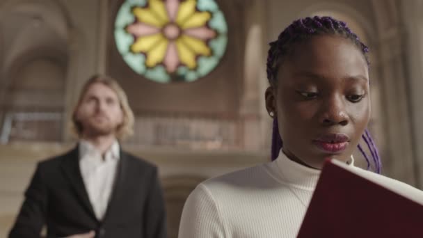 Bloqueo Joven Mujer Africana Con Rastas Púrpura Cabeza Lectura Santa — Vídeo de stock