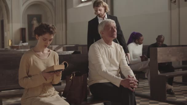 Κλείδωμα Τεσσάρων Πολυεθνικών Ενοριτών Που Κάθονται Στασίδια Στην Λουθηρανική Εκκλησία — Αρχείο Βίντεο