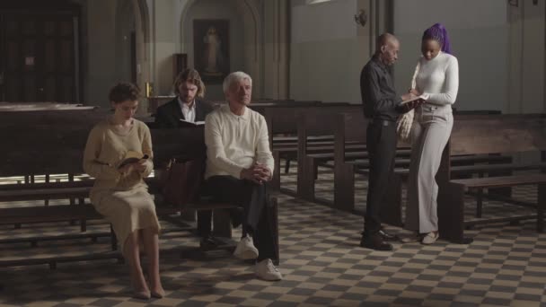 Szerokie Ujęcie Trzech Białych Parafian Siedzących Ławkach Kościele Luterańskim Podczas — Wideo stockowe