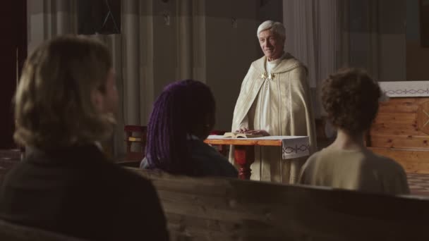 Zadní Pohled Starého Bělošského Pastora Slavnostním Zlatém Rouchu Stojící Luteránském — Stock video
