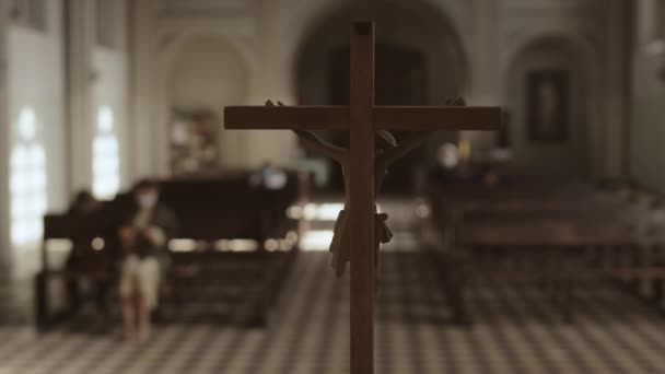 耶稣在路德教会教堂的木制十字架和几个坐在长矛上的无法辨认的教区的后视镜 — 图库视频影像