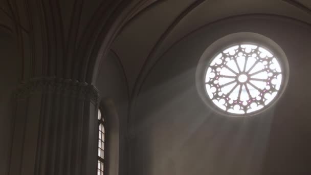 Afsluiting Van Het Interieur Detail Van Evangelische Kerk Prachtig Raam — Stockvideo