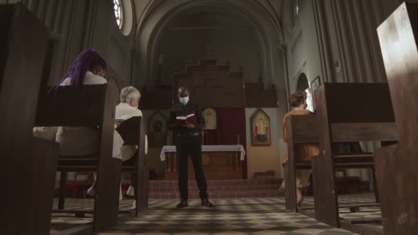 Zoom Sul Sacerdote Afroamericano Che Indossa Vestiti Neri Maschera Colletto — Video Stock