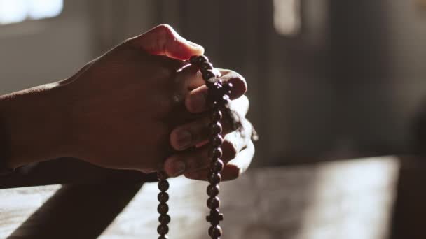 Close Hands Male Unrecognizable African American Parishioner Holding Rosary Beads — Stock Video