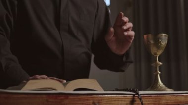 Tanınmayan siyah cüppeli rahiplerin kiliseye kapatılması ve ayin sırasında Lutheran kilisesinde vaaz verilmesi.