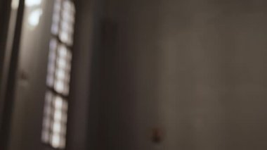 Kutsal ayin sırasında, Lutheran kilisesinde elinde altın kadehle siyah cübbe giyen tanınmamış bir papazın elini tutmak.