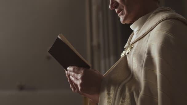 Encerramiento Sacerdote Anciano Irreconocible Que Llevaba Una Bata Dorada Festiva — Vídeos de Stock