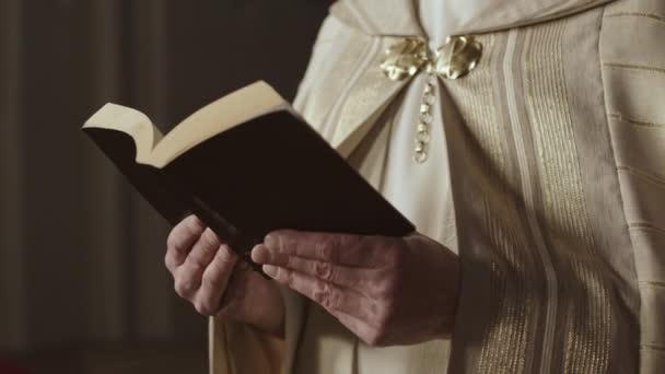 Зворотний Фокус Непізнаваному Старому Пасторі Святковому Вбранні Стоїть Лютеранській Церкві — стокове відео