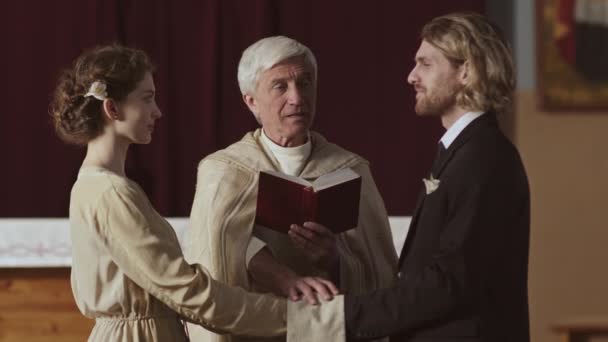 Kıdemli Rahibin Şenlikli Bir Cübbe Giydiği Ncil Tuttuğu Vaaz Verdiği — Stok video