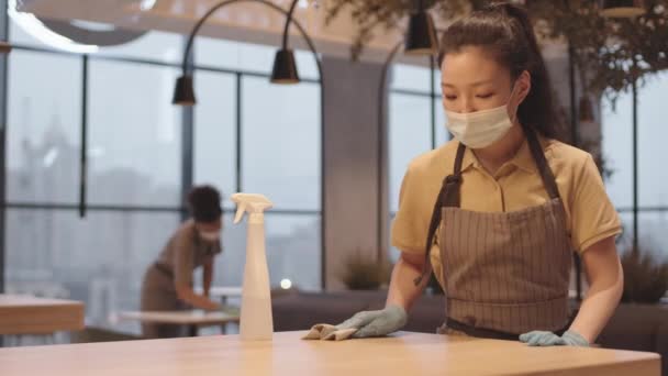 Média Tiro Jovem Asiático Fêmea Café Trabalhador Vestindo Máscara Facial — Vídeo de Stock