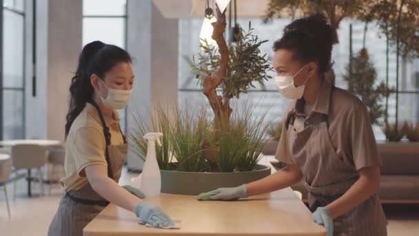 Vista Lateral Média Jovem Mulher Asiática Conversando Com Colega Raça — Vídeo de Stock