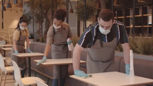 Steadicam Três Diversos Trabalhadores Restaurantes Multiétnicos Vestindo Máscaras Faciais Luvas — Vídeo de Stock