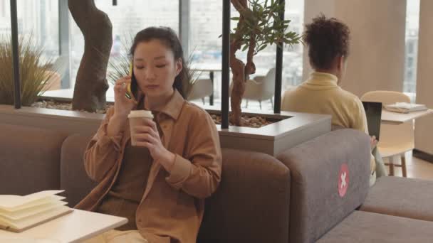 Medium Lång Ung Asiatisk Kvinna Talar Mobiltelefon Dricka Kaffe Från — Stockvideo