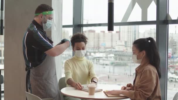 Opsluiting Van Blanke Ober Met Handschoenen Gezichtsscherm Stand Tafel Restaurant — Stockvideo