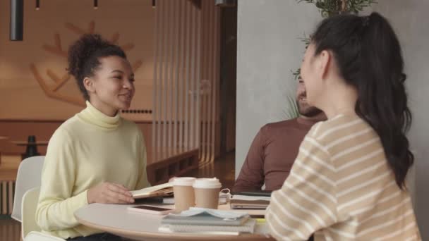 Arc Shot Jeunes Femmes Asiatiques Métisses Homme Caucasien Assis Table — Video