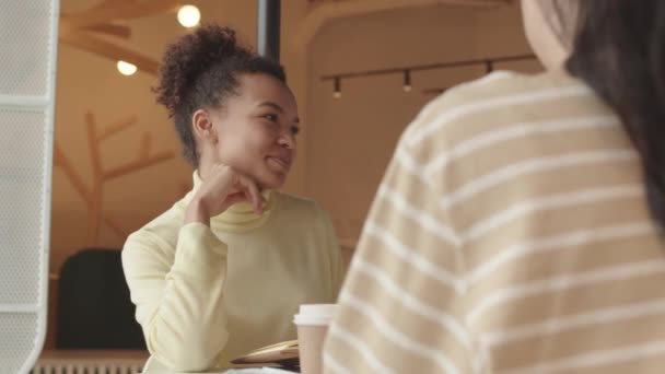 Arc Shot Jeune Femme Métissée Homme Caucasien Ami Méconnaissable Assis — Video