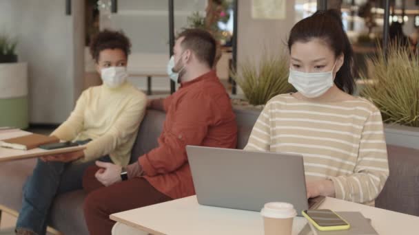 Tıbbi Maske Takan Portatif Bilgisayarda Yazan Restorandaki Restoran Masasında Oturan — Stok video