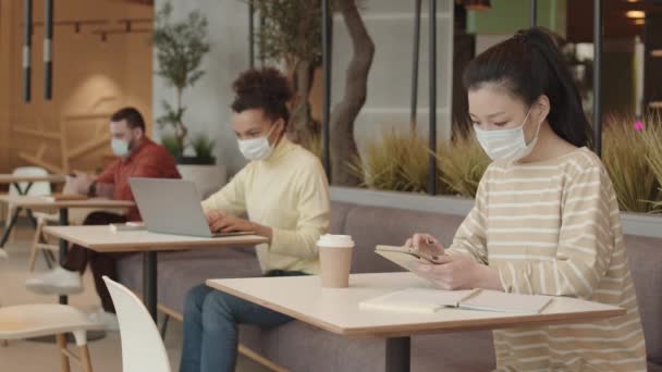 Foto Mediana Mujer Asiática Joven Usando Tableta Dos Personas Borrosas — Vídeos de Stock