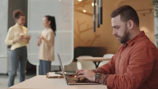 Vista Lateral Medio Primer Plano Hombre Joven Caucásico Sentado Mesa — Vídeo de stock