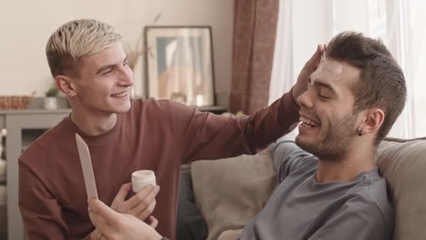 Colpo Medio Giovane Uomo Allegro Con Capelli Biondi Seduto Sul — Video Stock