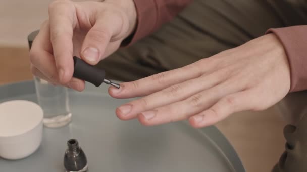 用灰色指甲油擦拭指甲油的无法辨认的年轻人的手部紧闭 — 图库视频影像