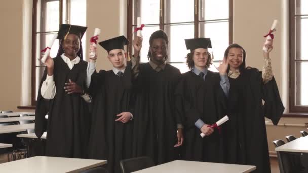 Média Longa Pov Jovens Estudantes Multiétnicos Felizes Vestindo Vestidos Formatura — Vídeo de Stock