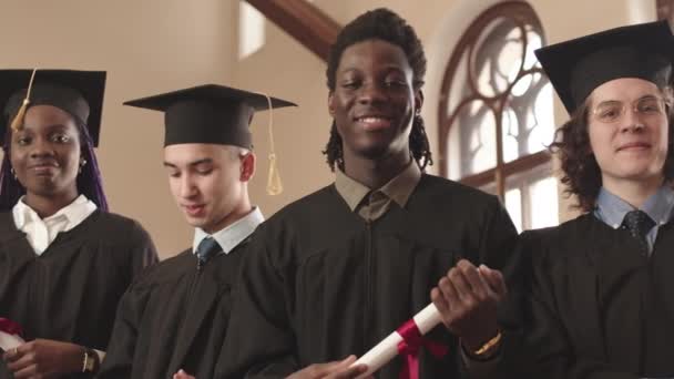 Rastreo Ángulo Bajo Punto Vista Recto Jóvenes Estudiantes Felices Diversos — Vídeo de stock